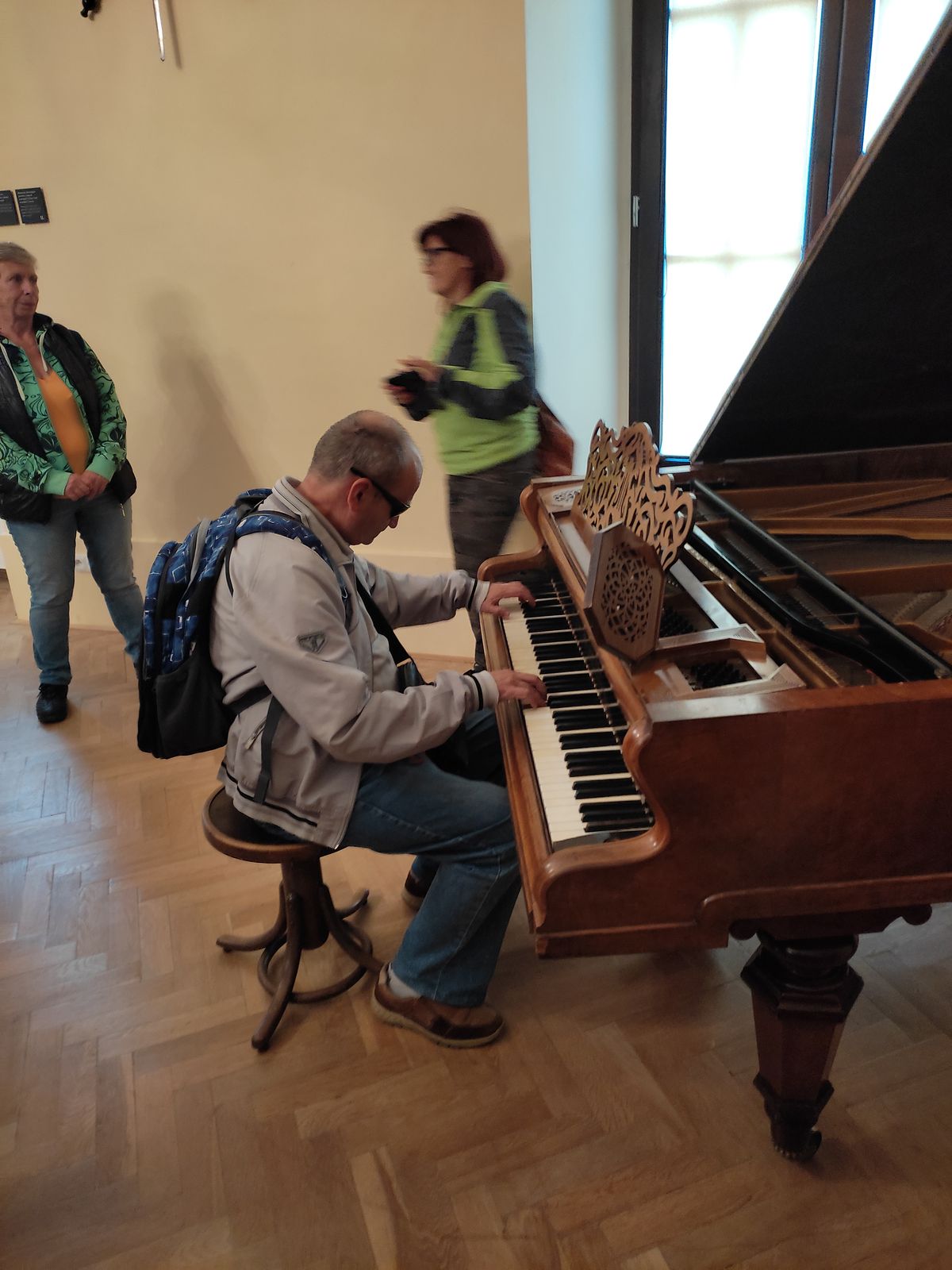Minikoncert v Michalovskom múzeu - účastník výletu hrá na historickom klavíri