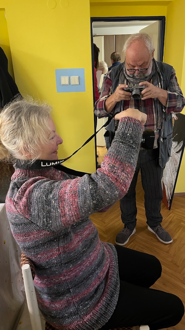 Účastníčka s fotoaparátom v ruke nacvičuje postup fotografovania.