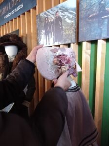 Obrázok figurín s vystavenými čiapkami. 