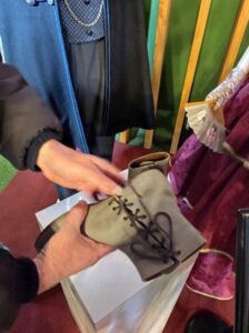 Obrázok, na ktorom sú topánky vystavené v múzeu. 