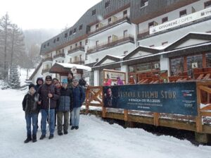 Skupina ľudí, ktorá  stojí pred hotelom na Hrebienku. 
