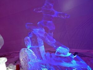 Ľadová socha človeka na vodnom surfe. 