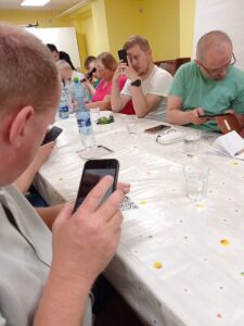 Účastníci si inštalujú aplikáciu do mobilného telefónu.
