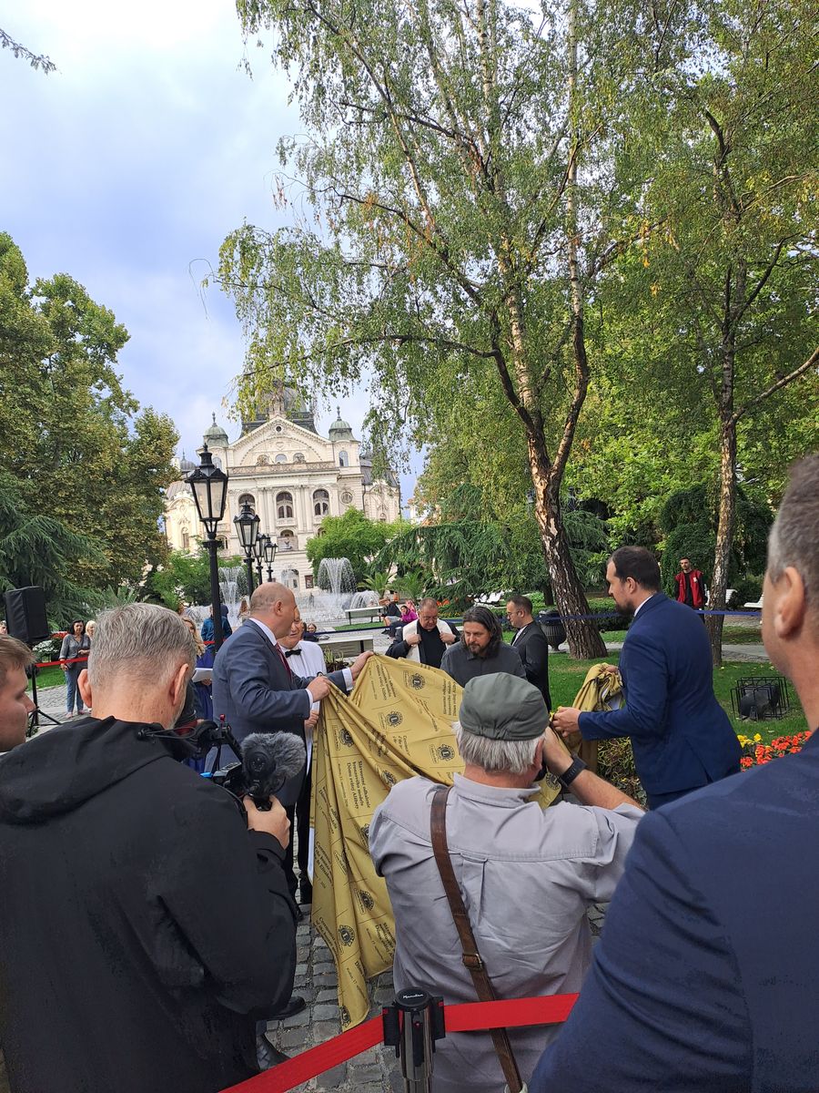Záber na moment dvíhania plachty.